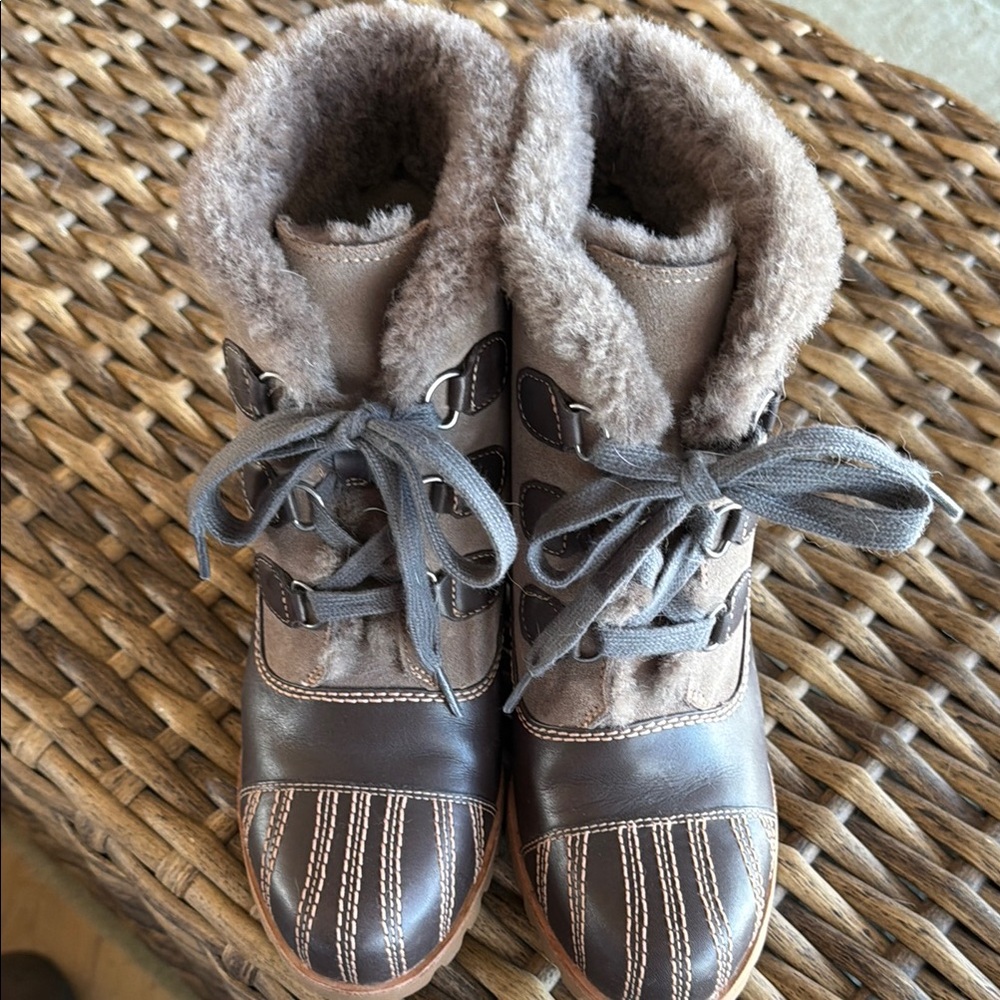 UGG NWOT Brown and taupe Boot